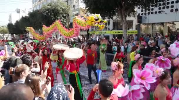 LIMASSOL, CYPRUS - 26 февраля: Гранд-карнавальный парад, 26 февраля 2017 года в Лимассоле, Кипр — стоковое видео