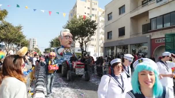 LIMASSOL, CYPRUS - FEVEREIRO 26: Grande parada de carnaval, 26 de fevereiro de 2017 em Limassol, Chipre — Vídeo de Stock