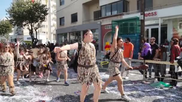 LIMASSOL, CYPRUS - FEVEREIRO 26: Grande parada de carnaval, 26 de fevereiro de 2017 em Limassol, Chipre — Vídeo de Stock