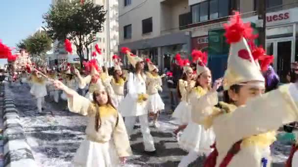 LIMASSOL, CYPRUS - 26 февраля: Гранд-карнавальный парад, 26 февраля 2017 года в Лимассоле, Кипр — стоковое видео