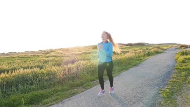 Τρέχοντας γυναίκα. Αθλήτρια τζόκινγκ κατά τη διάρκεια υπαίθρια προπόνηση — Αρχείο Βίντεο