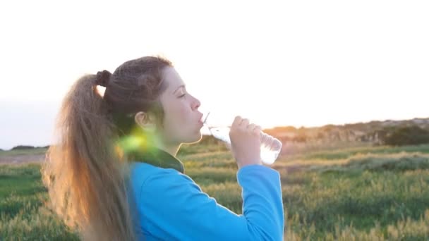 Όμορφη γυμναστήριο αθλητής γυναίκα πόσιμο νερό μετά τη δουλειά από την άσκηση — Αρχείο Βίντεο