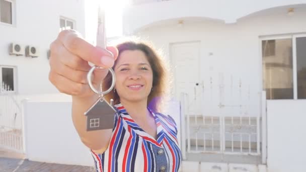 Mujer feliz sosteniendo llave de casa — Vídeo de stock