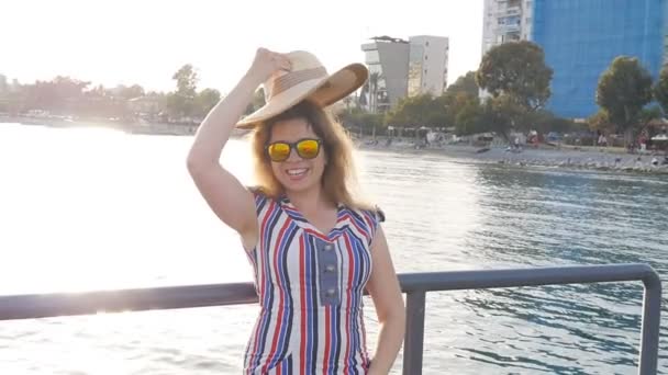 Attraktive Frau genießt Sommertag am Meer. — Stockvideo