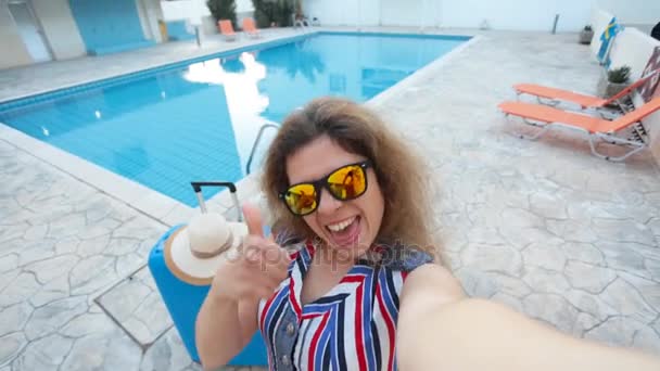 Mooie jongedame selfie te nemen op vakantie — Stockvideo