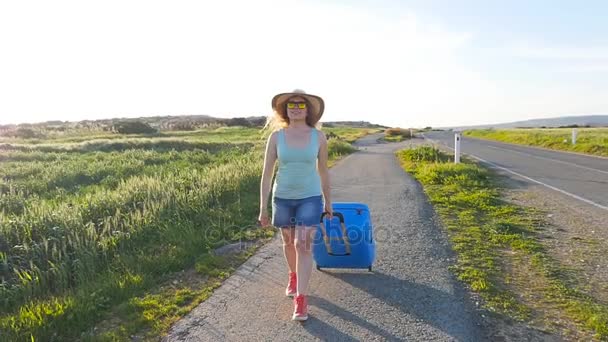 Jeune femme habillée avec valise. Concept de voyage — Video