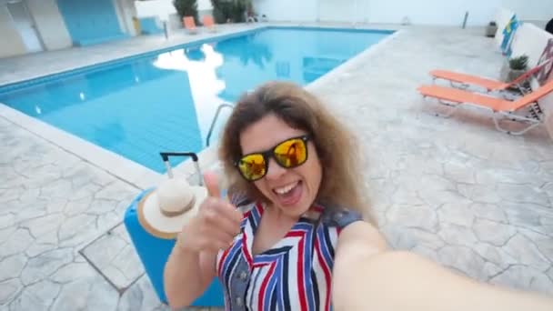 Mujer joven cerca de una piscina — Vídeo de stock