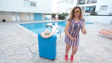 Seyahat tatil kavramı. Genç kadının yanına Yüzme Havuzu