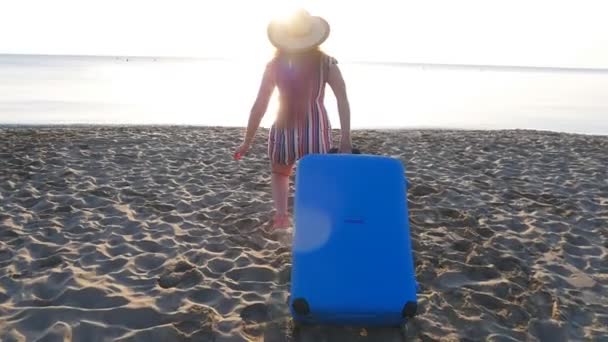 Gelukkig jong vrouw lopen op het strand — Stockvideo