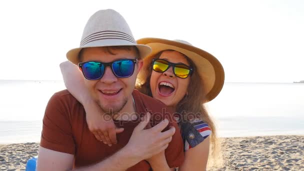 Casal bonito apaixonado se divertindo em férias de praia juntos . — Vídeo de Stock