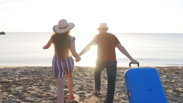 Aantrekkelijke man en vrouw genieten van romantische avond op het strand — Stockvideo