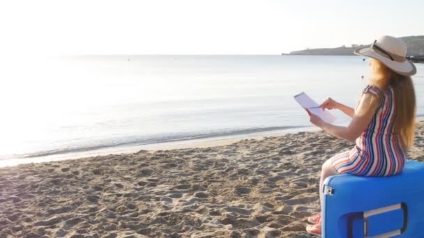 Giovane donna sta dipingendo sulla spiaggia — Video Stock