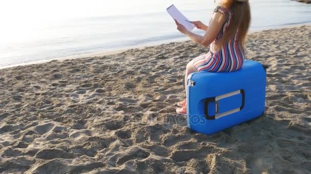 Jeune femme peint sur la plage — Video