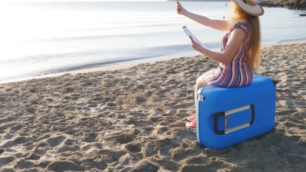 Giovane donna sta dipingendo sulla spiaggia — Video Stock