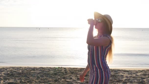 Jovem mulher bebendo café na praia — Vídeo de Stock