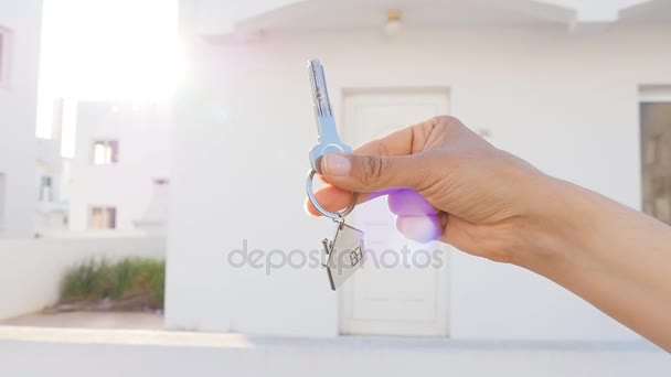 Una mano sostiene una llave del nuevo hogar — Vídeos de Stock