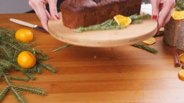Tahta masadaki çikolatalı pasta.