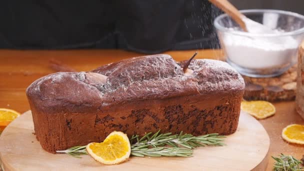 La poudre de sucre est versée sur le gâteau au chocolat — Video