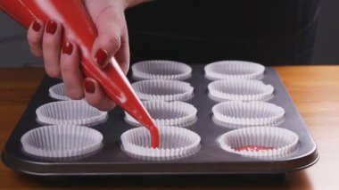 Kalıp içine dökülerek pasta hamur
