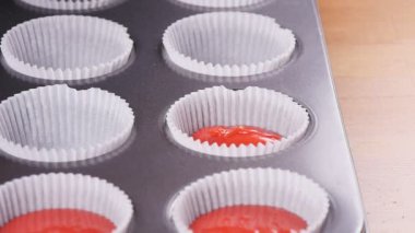 Kalıp içine dökülerek pasta hamur