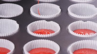 Kalıp içine dökülerek pasta hamur