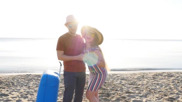 Onnellinen pari lomalla, hymyillen rannalla — kuvapankkivideo