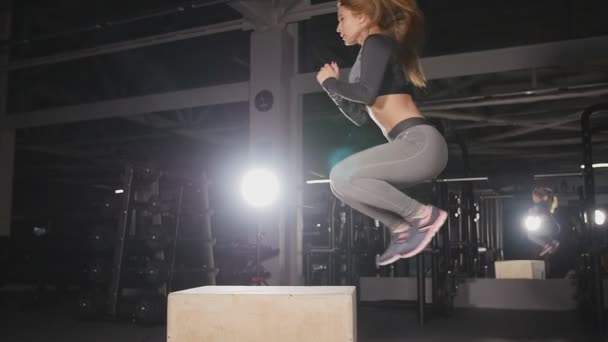 Mulher fitness fazendo caixa salto treino no ginásio crossfit — Vídeo de Stock
