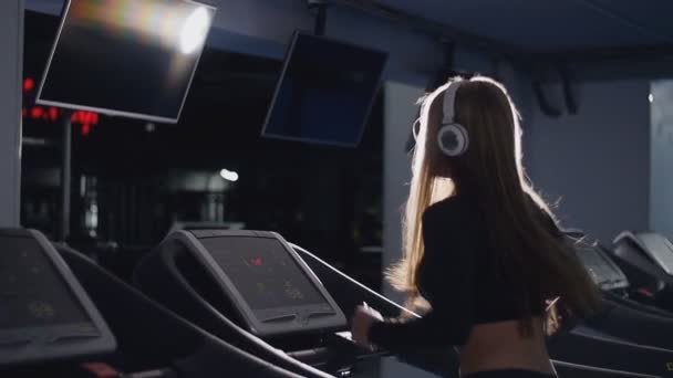 健康的女性在健身房的跑步机上运行 — 图库视频影像