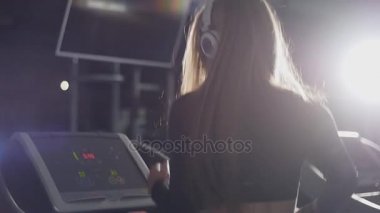 Koşu bandı üzerinde çalışan genç güzel kadın