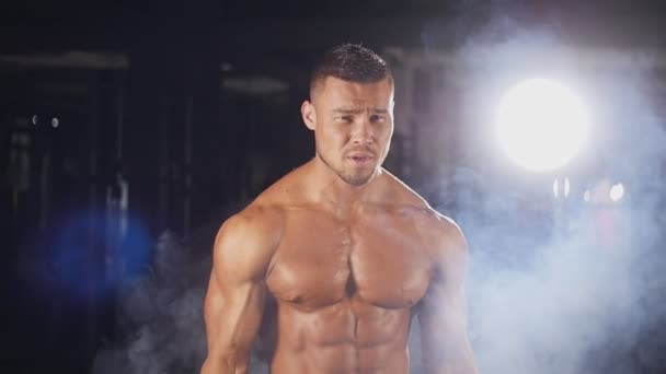 Bodybuilder musculaire athlète dans la salle de gym — Video