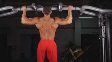 Arkadan görünüşü egzersiz bir sporcu spor salonunda açık bar