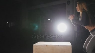 Çapraz Eğitim spor salonu bazı kutularda üstünden atlayarak sportif genç kadın