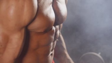 Spor salonunda ağırlık kaldıran bir adam.
