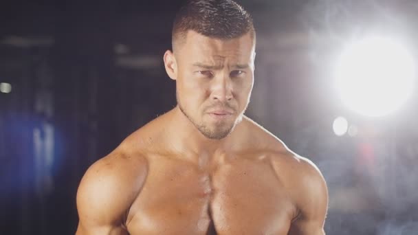 Hombre haciendo levantamiento de pesas en gimnasio — Vídeos de Stock