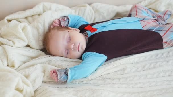 Bebê bonito dormindo na cama — Vídeo de Stock