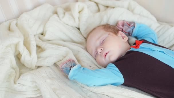 Милый ребенок спит в постели — стоковое видео