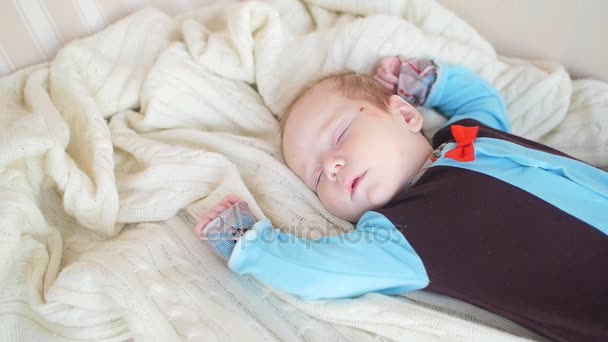 Χαριτωμένο μωρό που κοιμάται στο κρεβάτι — Αρχείο Βίντεο
