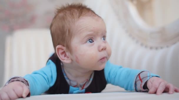 Portret van schattige babyjongen liggen op deken — Stockvideo