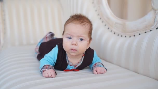 Retrato de bebé lindo acostado en la manta — Vídeos de Stock