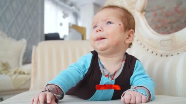 Aranyos baba a fehér ágyon — Stock videók