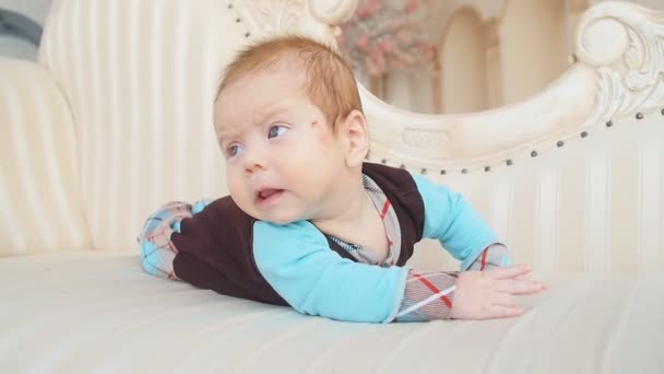 白いベッドの上に横になっているかわいい赤ちゃん — ストック動画
