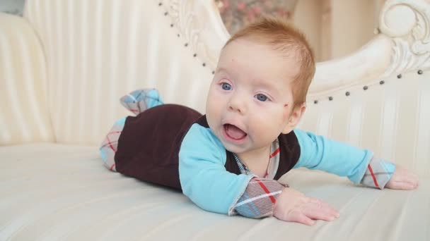 白いベッドの上に横になっているかわいい赤ちゃん — ストック動画