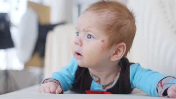 Leuke baby liggend op de witte bed — Stockvideo