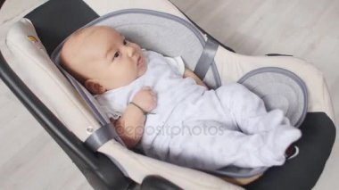 Yeni doğan bebek çocuk araba koltuğuna oturan