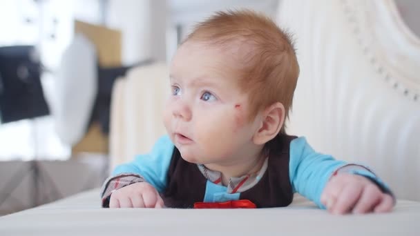 Infant lies on the sofa — Stock Video