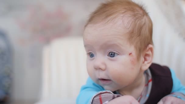 Χαρούμενο μωρό αγόρι λέει ψέματα — Αρχείο Βίντεο