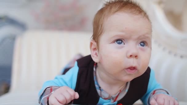 Bébé garçon joyeux couché — Video