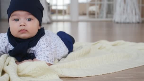 Bébé garçon mignon couché sur la couverture — Video