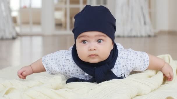 Lindo niño acostado en la manta — Vídeos de Stock