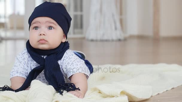 Schattige babyjongen liggen op deken — Stockvideo